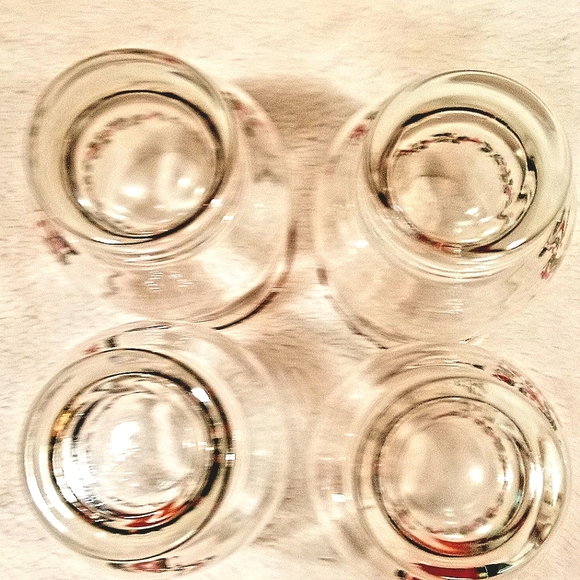 Set of 4 Christmas tumblers Mistletoe pattern w/trim - Picture 4 of 4